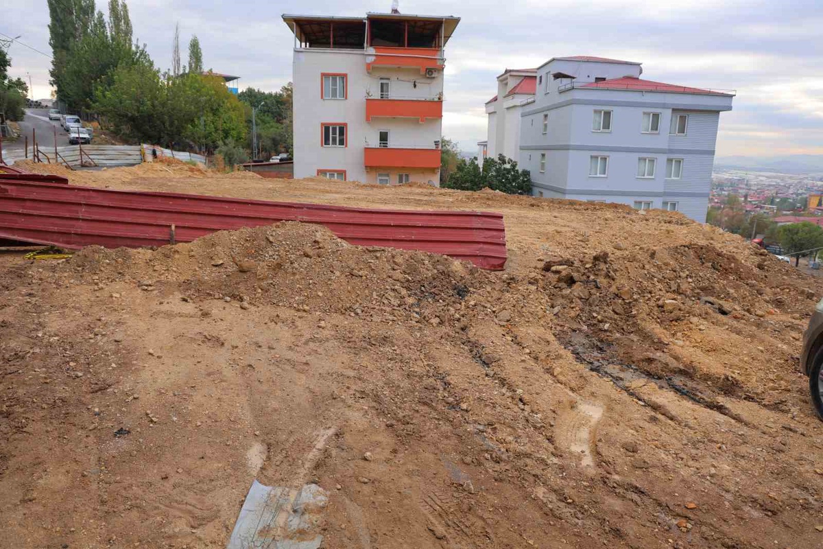 Kahramanmaraş\'ın Dulkadiroğlu\'nda 36 gündür çöken alan ve yol toprakla dolduruldu