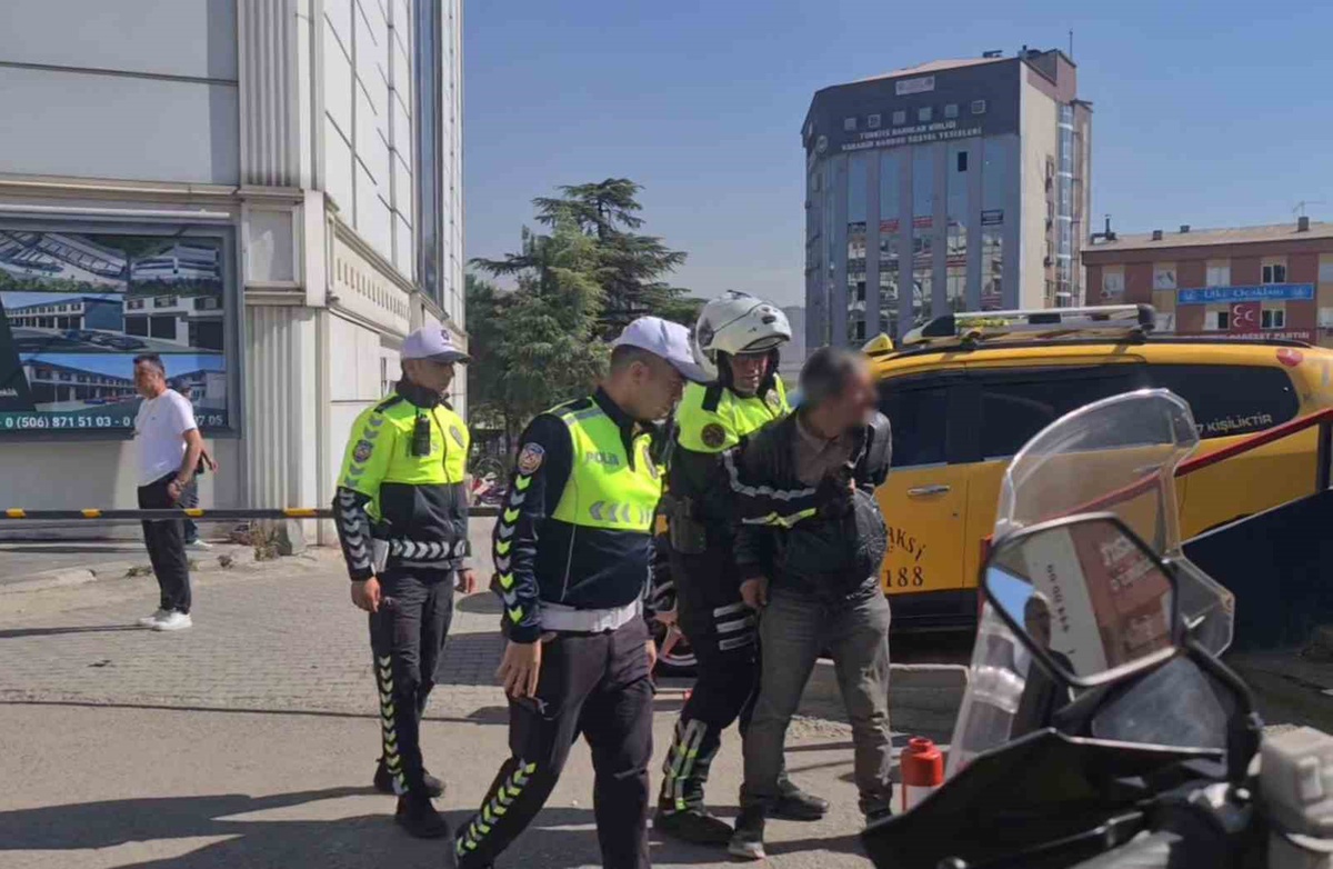 Boğazına bıçak dayadı, trafik polisi elini yakaladı: Karabük\'te o anlar kayıtta