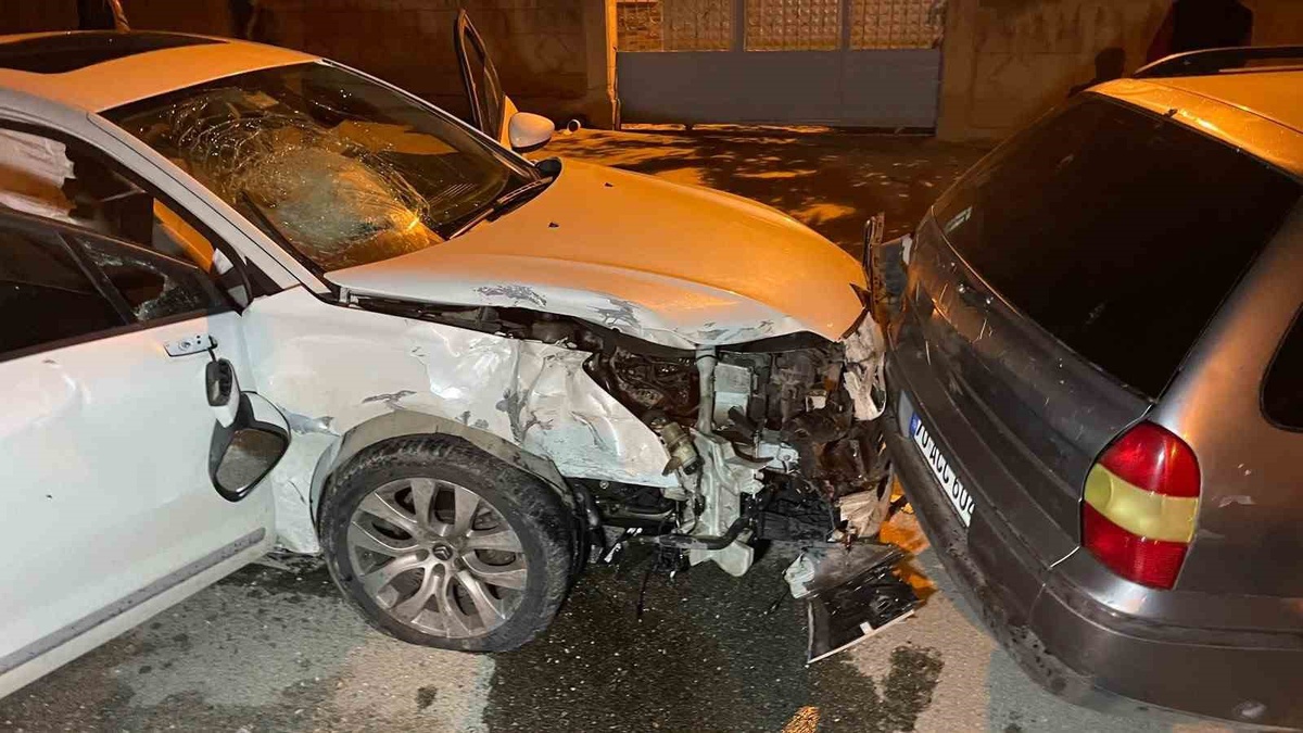 Karaman\'da gece iki aracın kavşakta çarpışması sonucu 2\'si ağır 3 kişi yaralandı