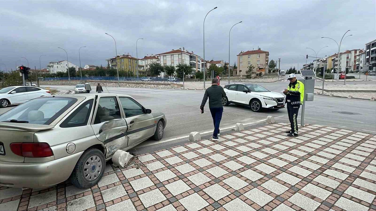 Karaman\'da sabah cip ile çarpışan otomobil refüje savruldu, 2 kişi yaralandı
