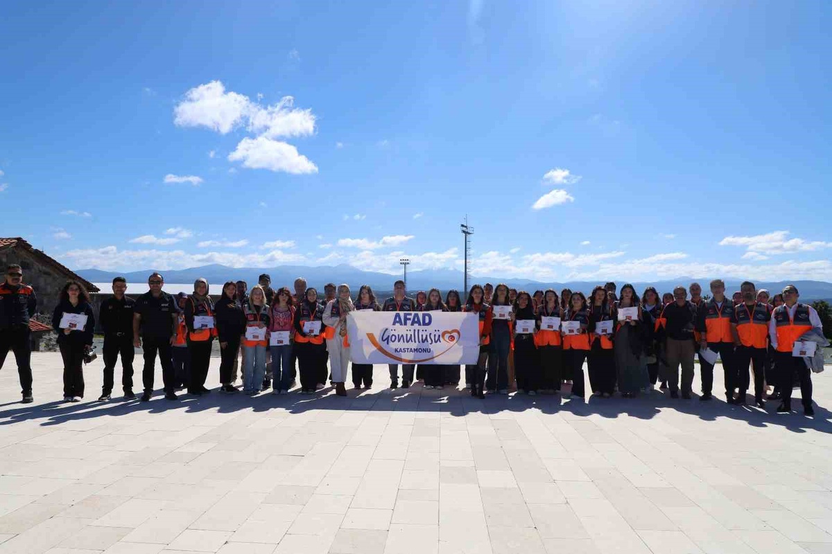 Kastamonu\'da 38 gönüllüye destek AFAD gönüllüsü kimliği programla takdim edildi