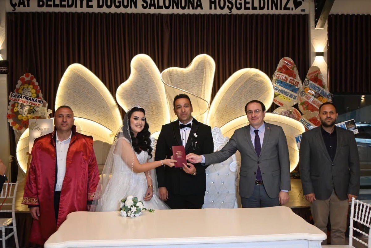 Afyonkarahisar Çay\'da Kaymakam Türker, mesai arkadaşlarının nikah şahitliğini üstlendi