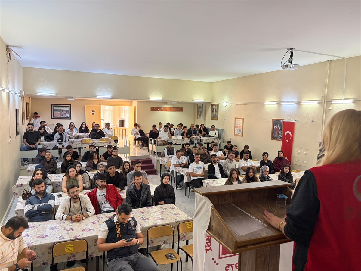 Elazığ Keban\'da emniyet personeli öğrencilere siber suç ve bağımlılık eğitimi verdi