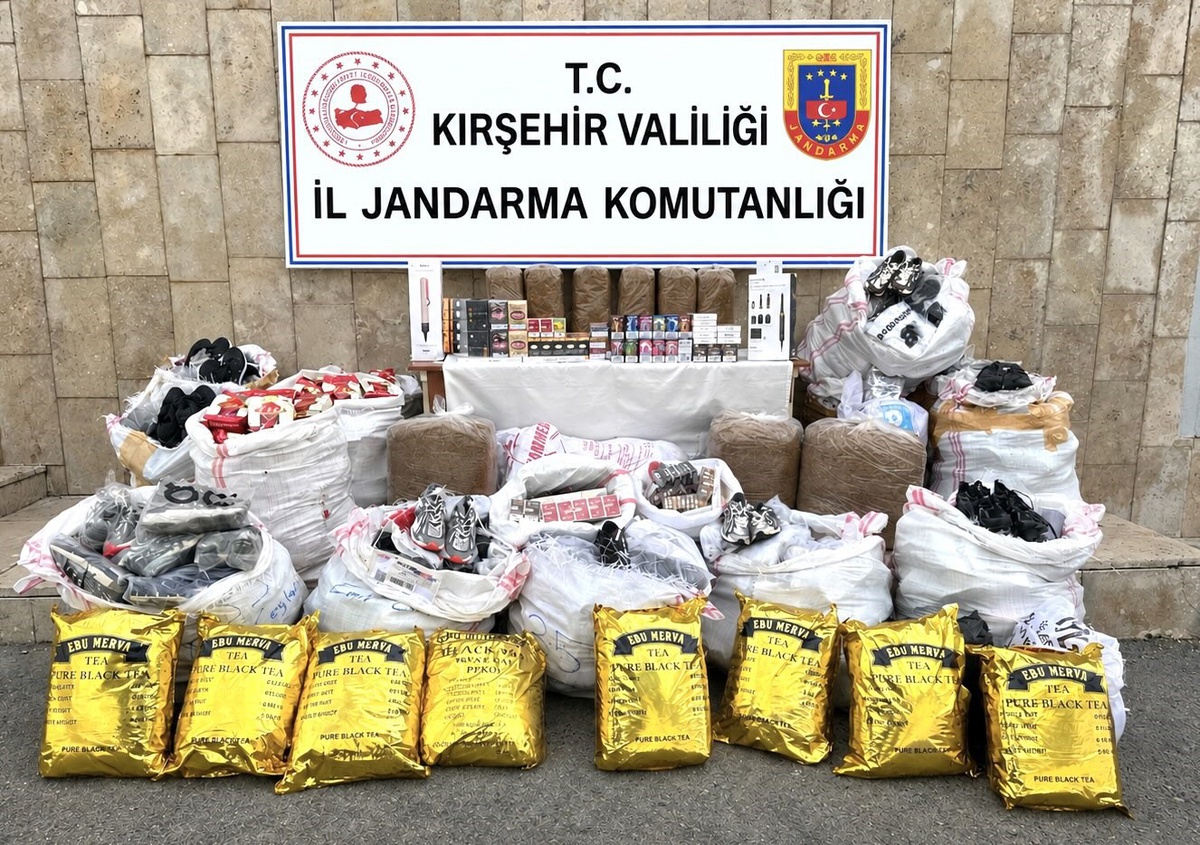 Kırşehir\'de jandarma, otoyol gişesinde 2,8 milyon TL\'lik gümrük kaçağı ele geçirdi.