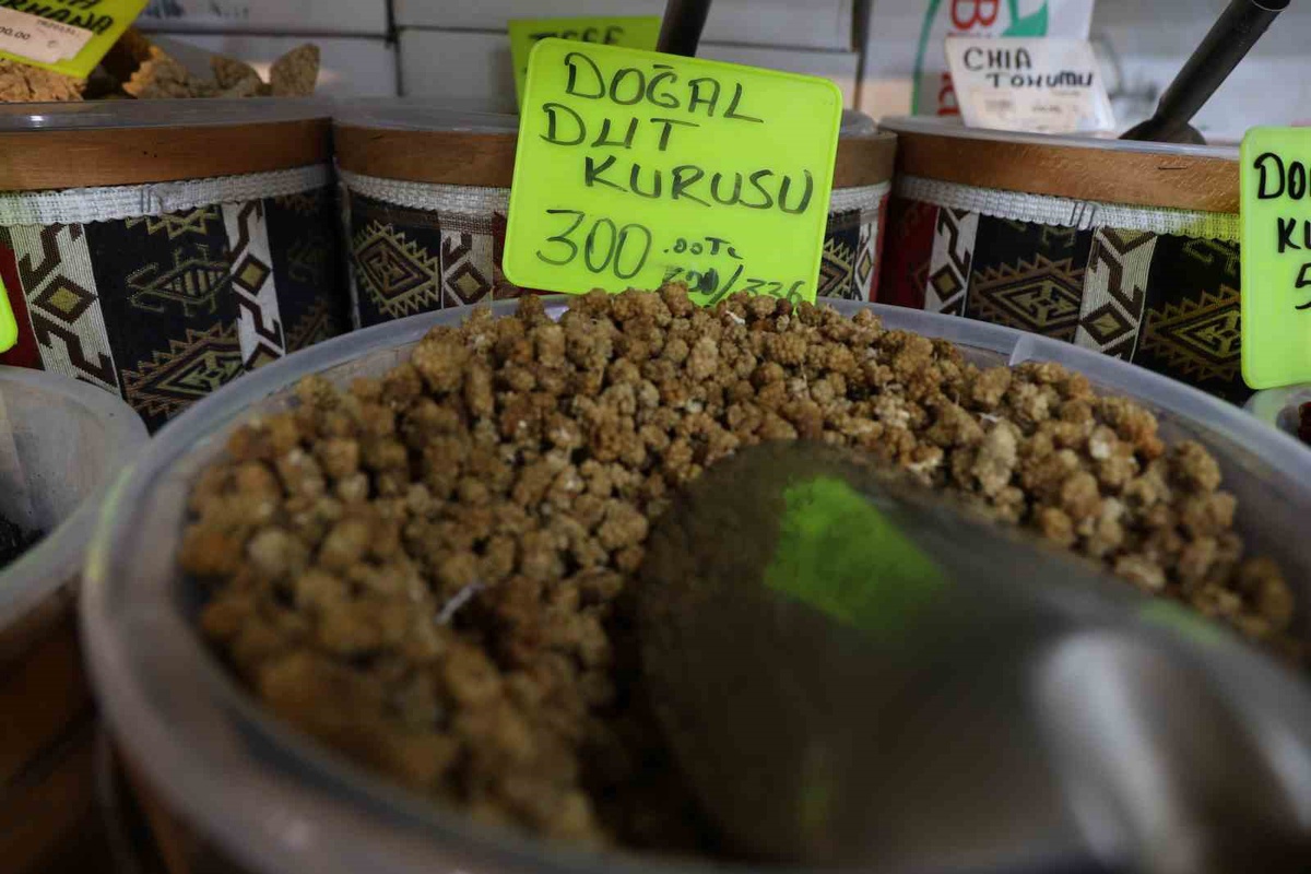 Kırşehir\'de soğuklar başlayınca aktarlarda propolis ve pekmez satışı arttı