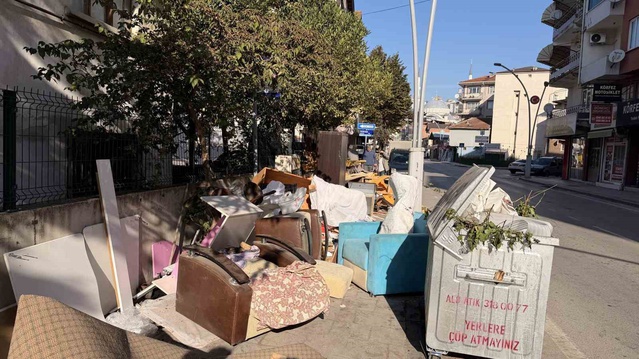 Kocaeli İzmit'te çöp konteyneri çevresine bırakılan atıklar kaldırıma taştı