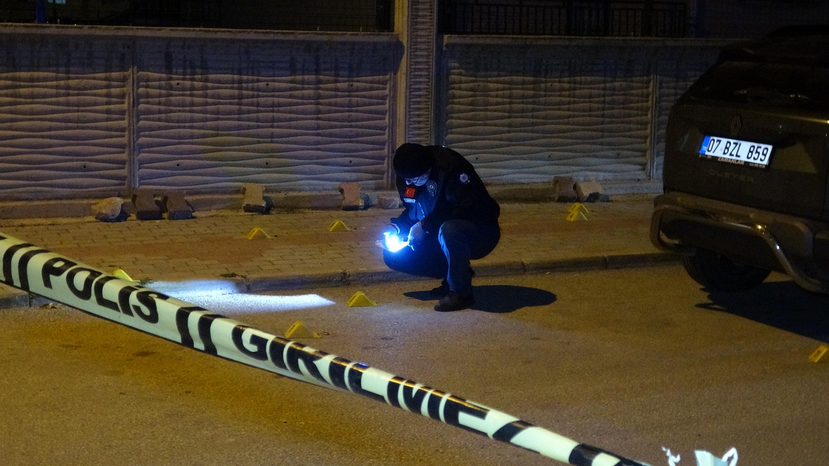 Konya\'da 50 yaşındaki kadın, kızının gözü önünde eşi tarafından vurularak öldü