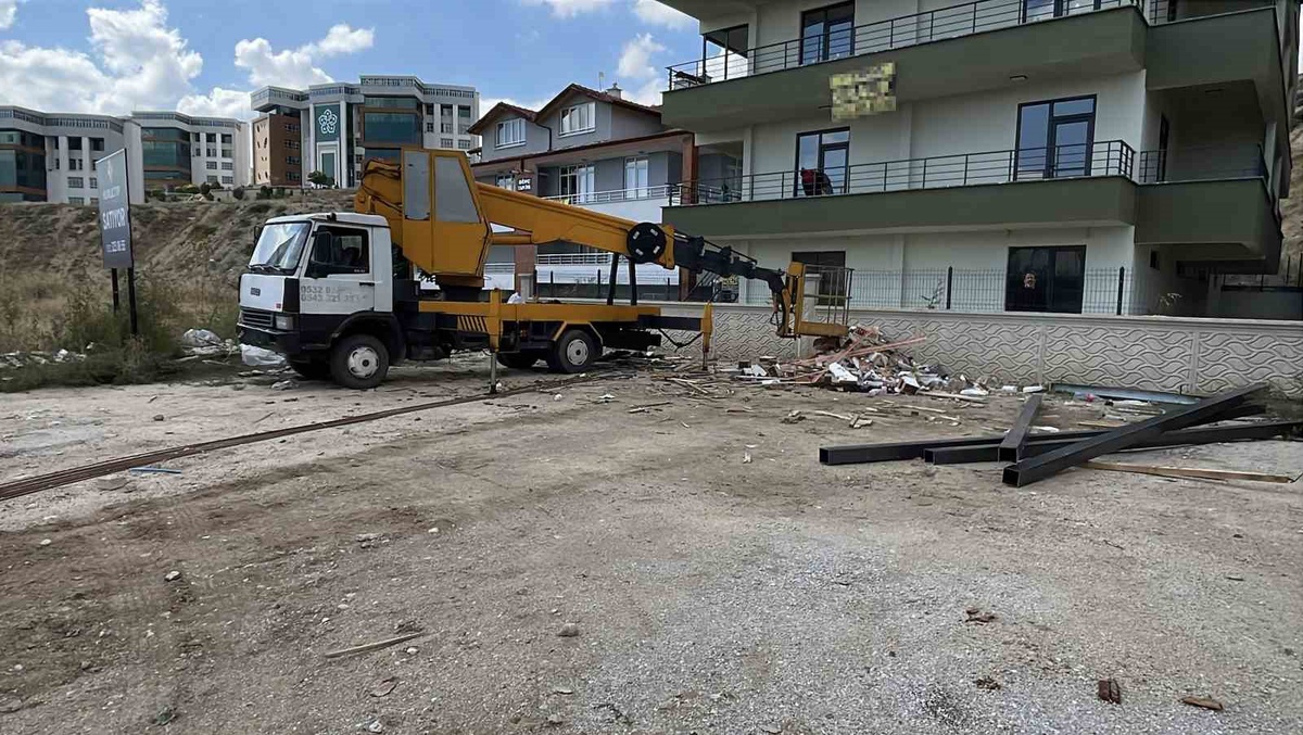 Konya Meram\'da sepetli vinçle çalışırken düşen işçinin çenesi kırıldı
