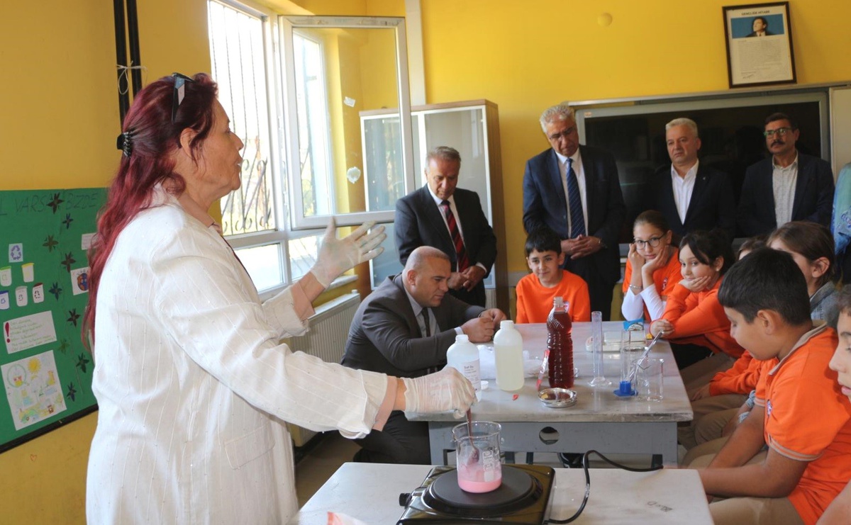 Köşk Başçayır Ortaokulu Bilim Fuarı, Kaymakam Taş\'ın katılımıyla açıldı