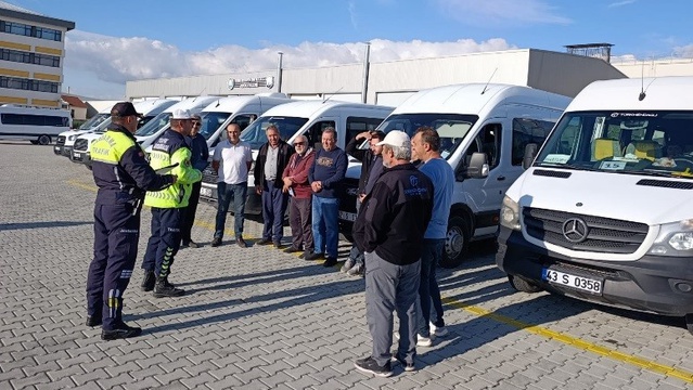 Kütahya'da jandarma, TOBB Lisesi servis araçlarında kural ihlaline rastlamadı