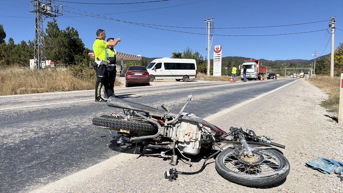 Kütahya\'da otomobil ile çarpışan motosikletin sürücüsü öldü, 2 kişi yaralandı