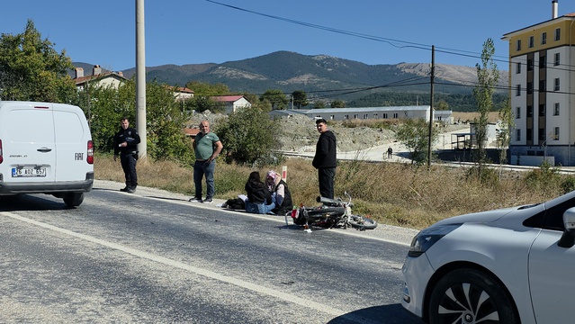 Kütahya Tavşanlı'da otomobil ile motosiklet çarpıştı, sürücü öldü, 2 kişi yaralandı