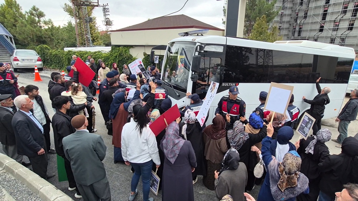 Emine Kolay\'ın ölümünde ikinci duruşma: Eş tutuklu kaldı, yakınları adliye önünde jandarmayla karşı karşıya geldi