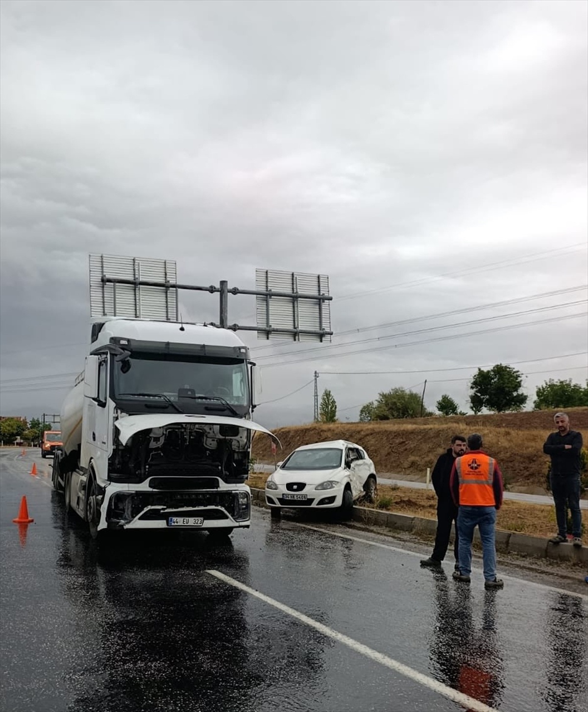 Malatya\'da tırla otomobilin çarpıştığı kazada 3 kişi yaralandı