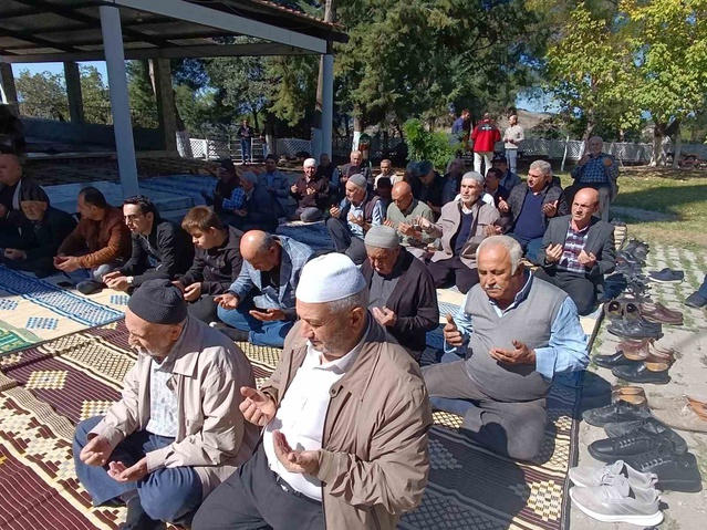 Manisa Kırkağaç'ta 14 yaşındaki Haluk Alev, 1,5 yılda hafız olup icazet aldı