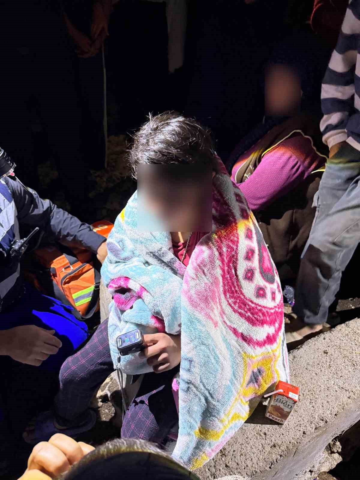 AFAD, Mardin Ömerli\'de köpekten korkarak kaybolan 12 yaşındaki kız çocuğunu buldu