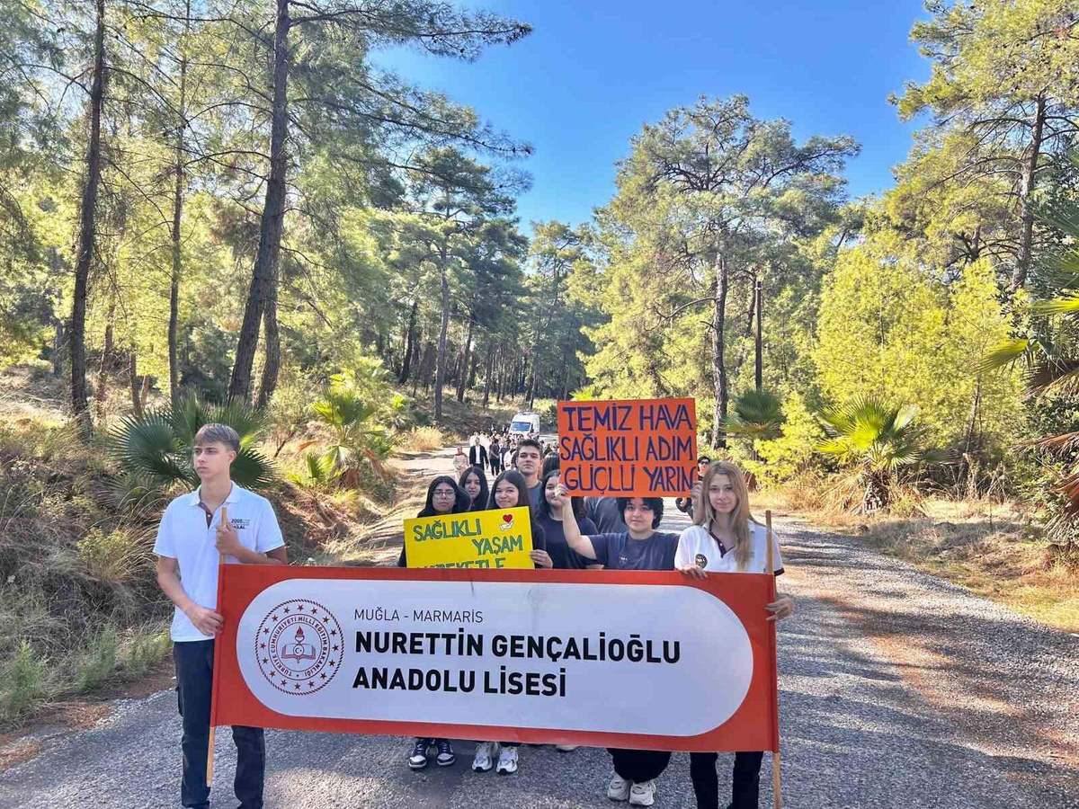 Muğla Marmaris\'te öğrenciler sağlıklı yaşam için Kaymakam Nurullah Kaya ile yürüdü