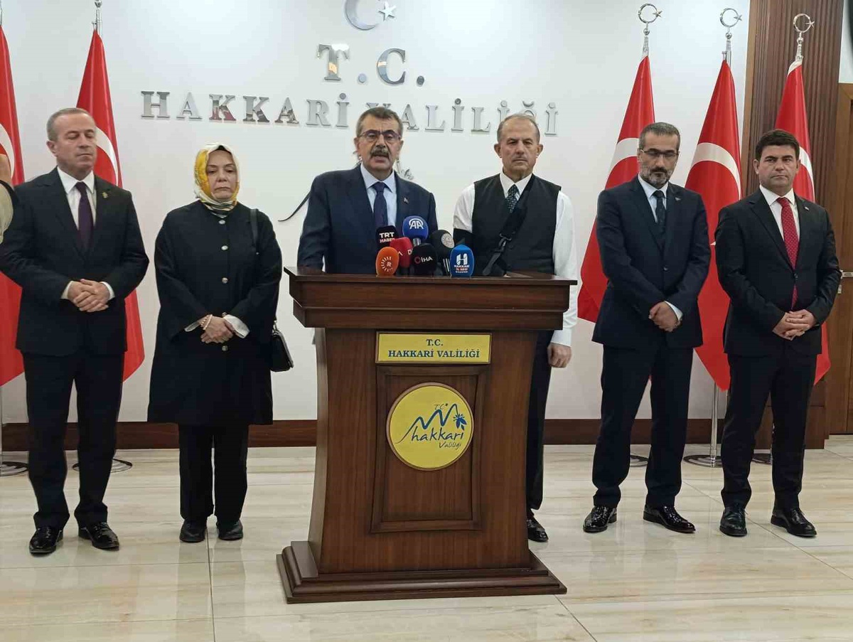 Bakan Tekin, Hakkari\'de sınıf sayısının 2 bin 916\'ya ulaştığını söyledi