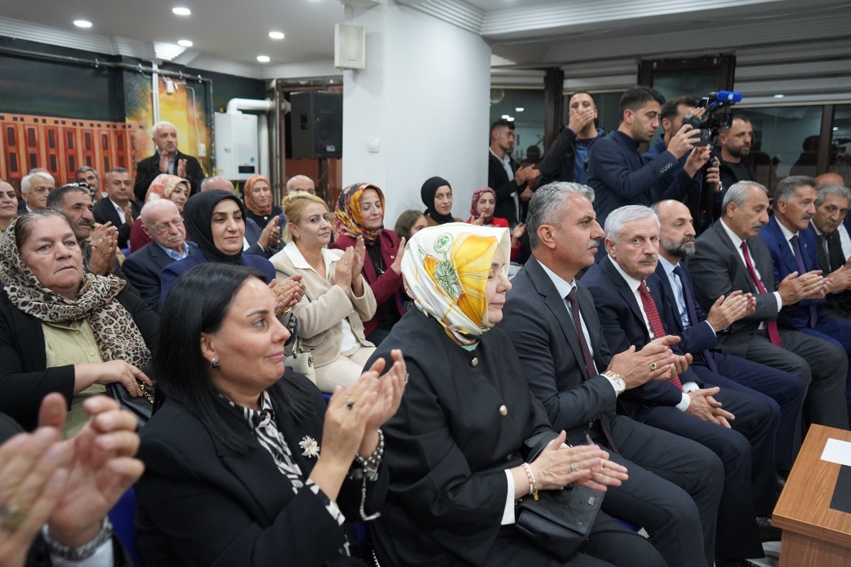 Milli Eğitim Bakanı Tekin, Hakkari\'deki tarihi medresede gençlerle şarkı söyledi