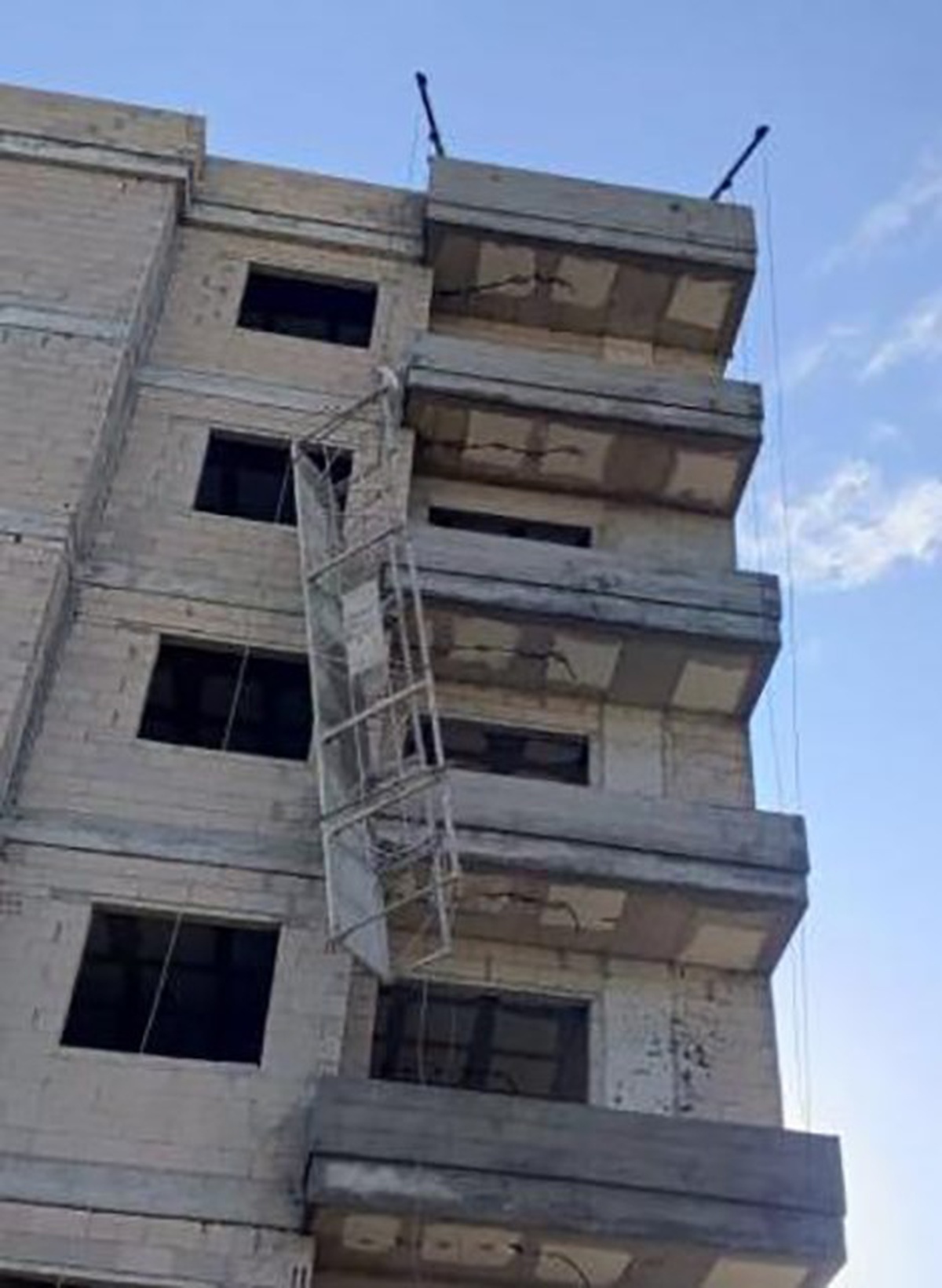 Mersin Tarsus\'ta sıva yaparken iskeleden düşen 2 işçiden biri yaşamını yitirdi