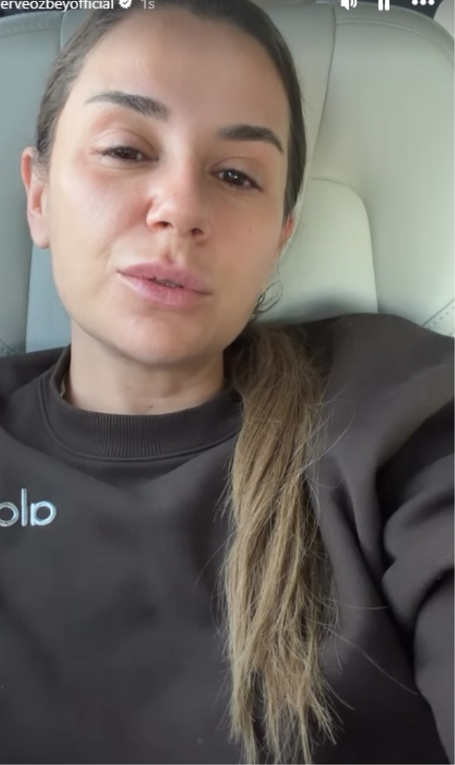 Merve Özbey sahneden inerken düştü! Apar topar hastaneye kaldırıldı