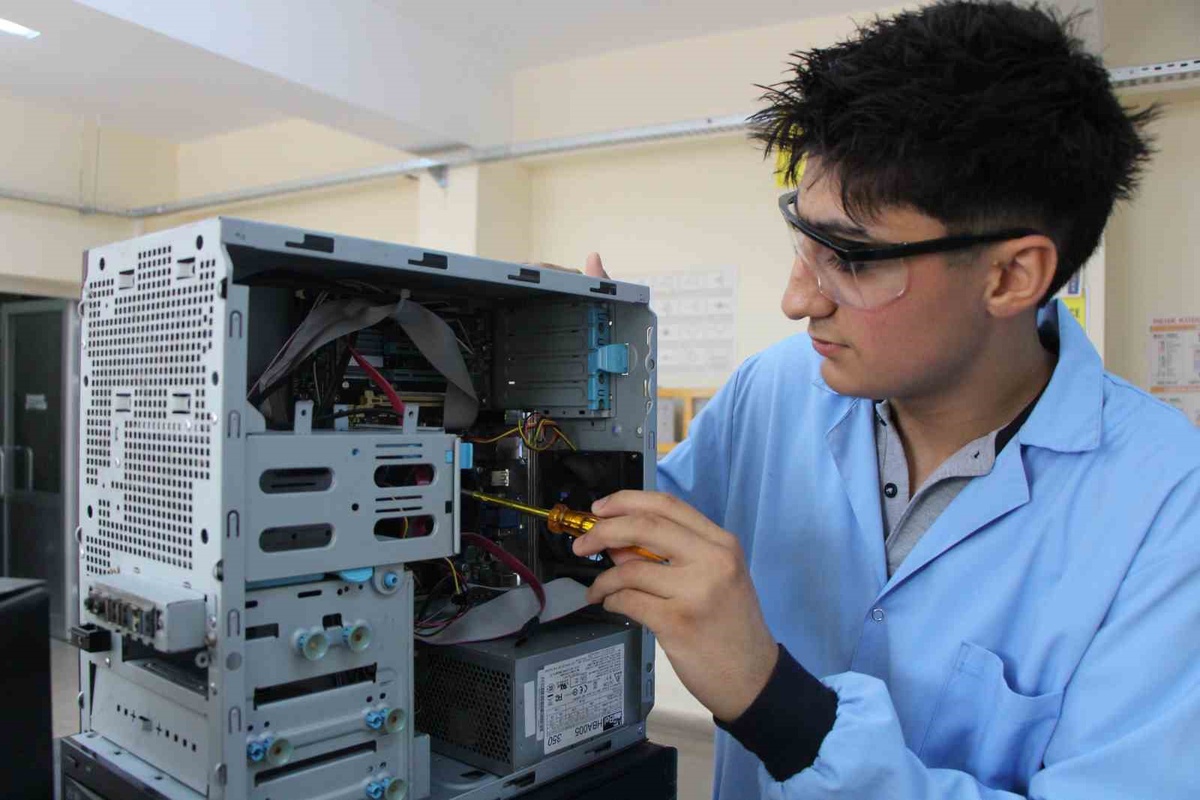 Meslek liseliler elektronik atıkları geri dönüştürüyor: Hedef köy okuluna bilgisayar laboratuvarı