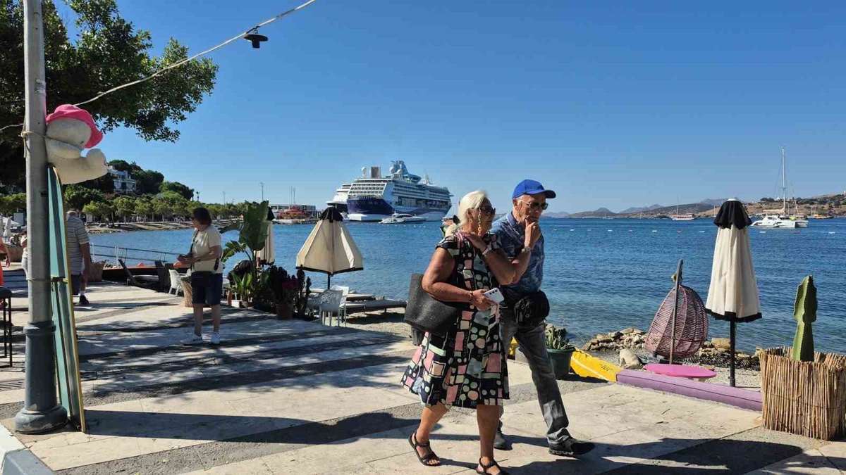 Bodrum\'a iki kruvaziyerle 2 bin 888 yolcu ve 1 bin 269 personel geldi