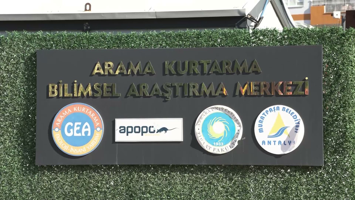 Muratpaşa\'da kahraman fareler enkaz testinde kazazedeyi buldu