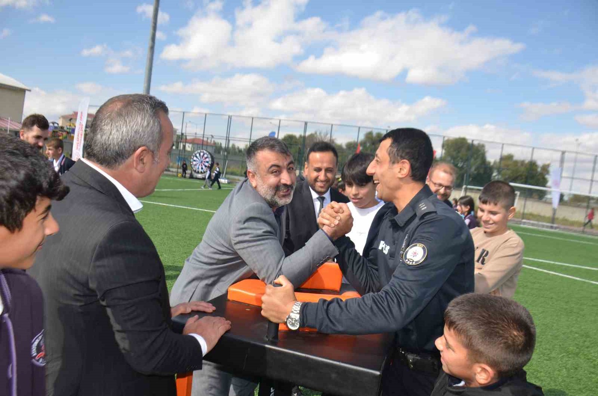 Muş Bulanık\'ta Geleneksel Spor Şenliği\'nde öğrenciler birçok branşta yarıştı