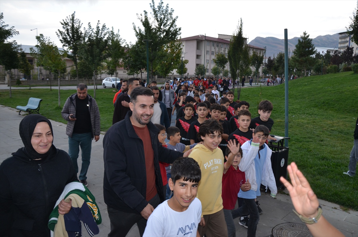 Muş\'ta sporcular Yeni Spor Salonu\'na yürüyerek Amatör Spor Haftası\'nı kutladı