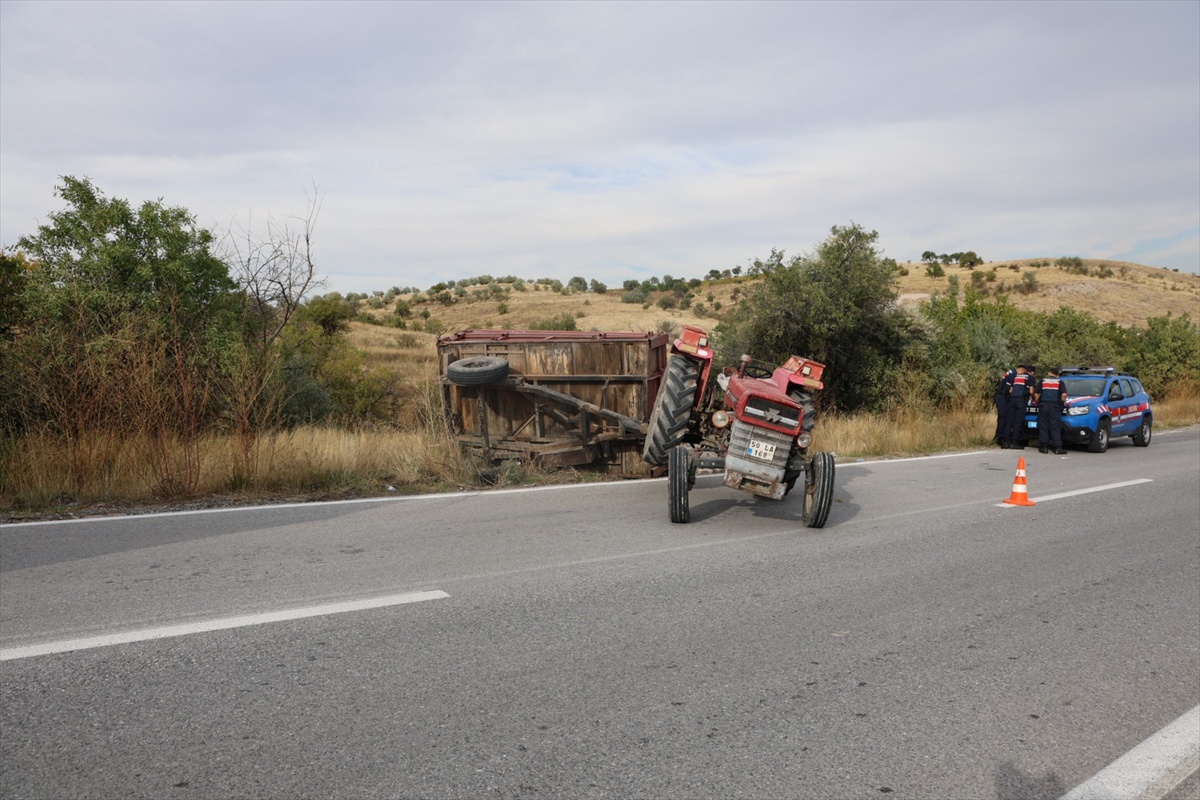 Nevşehir Alacaşar\'da devrilen römorkta ikisi çocuk 3 kişi yaralandı.
