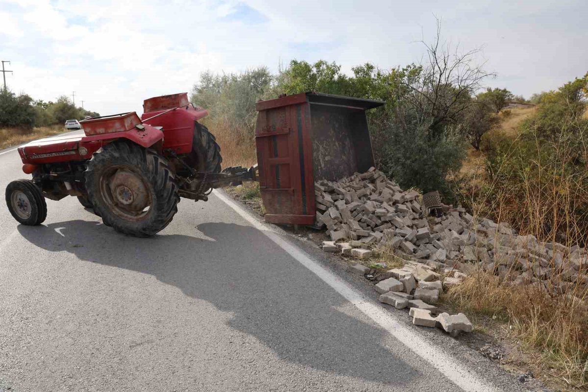 Nevşehir Alacaşar yolunda traktörün römorku devrildi, 2\'si çocuk 3 kişi yaralandı