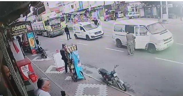 <a class='keyword-sd' href='/trafik/' title='Trafik'>Trafik</a> yavaşlayınca hızını alamayan TIR 4 aracı önüne kattı! O anlar kamerada