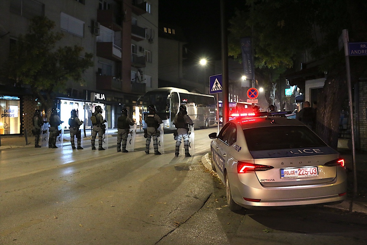 Göstericiler Priştine\'de Meclis\'e havai fişek attı, polis TOMA ile müdahale etti