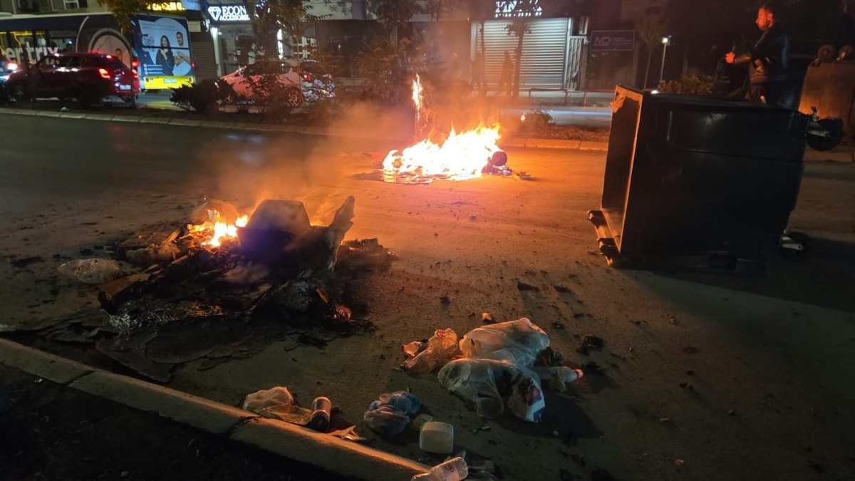 Priştine\'de UÇK protestosu çatışmaya döndü, milletvekilleri mecliste mahsur kaldı