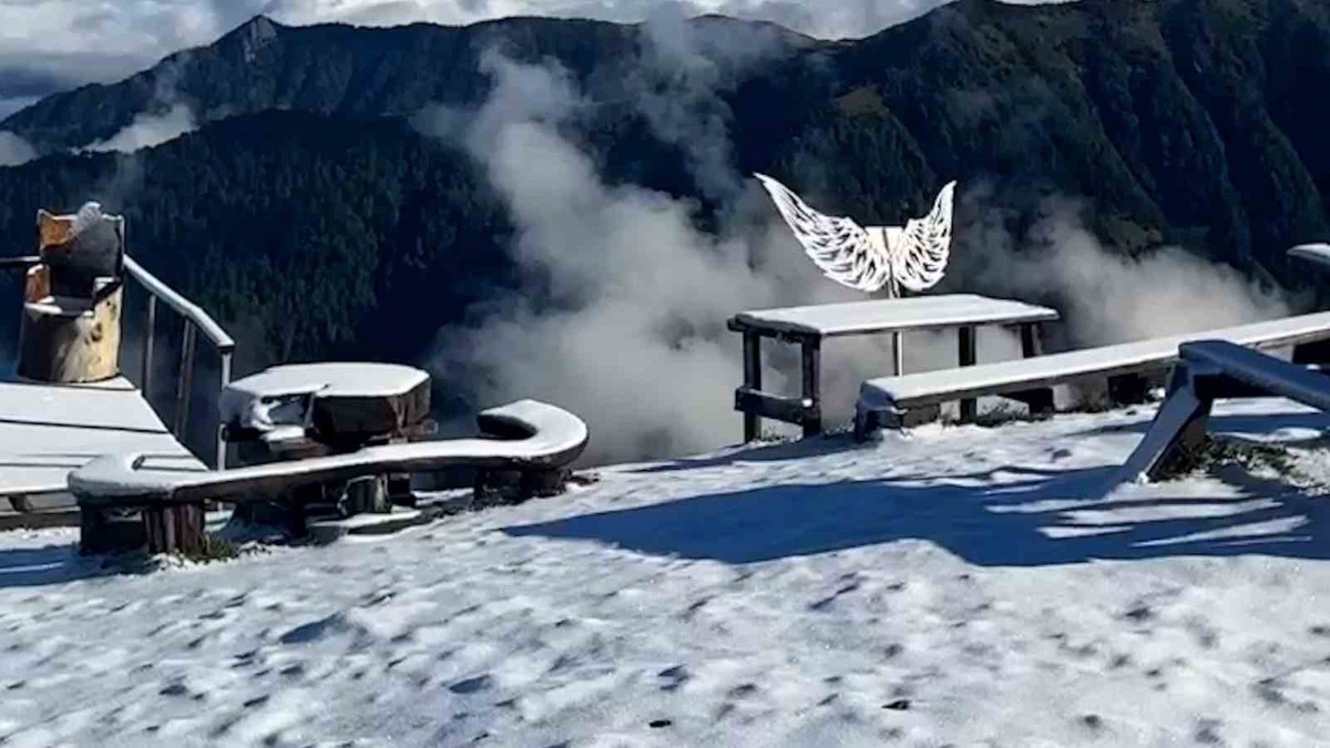 Rize\'de Çamlıhemşin ve İkizdere yaylalarına kar yağdı, yaylacılar dönüşe geçti