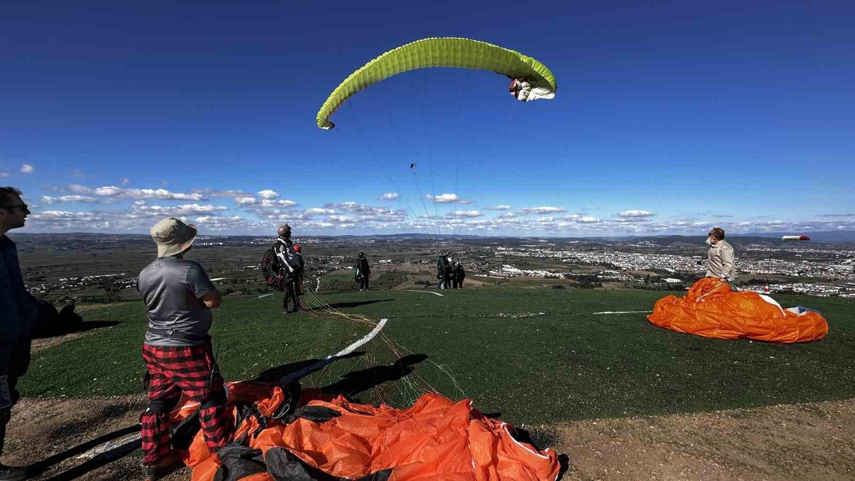 Sakarya\'da güneşle Kıran Tepe\'de yaklaşık 20 kişilik yamaç paraşütü etkinliği yapıldı