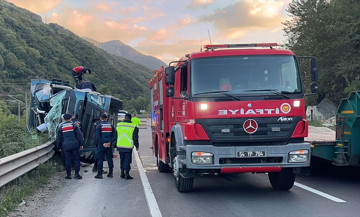 Sakarya Geyve\'de devrilen kiremit yüklü tır D-650\'de trafiği tek şeride düşürdü