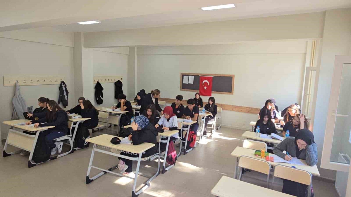 Vezirköprü\'de 17 yaşındaki öğrenci hastanede staj ve amatör liglerde hakemlik yapıyor