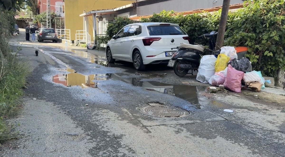 Sarıyer\'de iddiaya göre kanalizasyon suyu bir aydır akıyor, mahalleli çözüm bekliyor