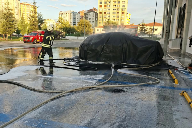 Şarjda bırakılan elektrikli araç alev topuna döndü! Bu şekilde söndürülebildi