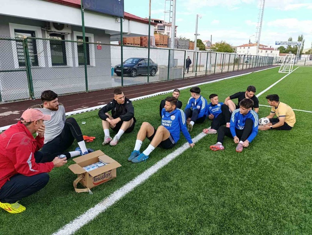 Selendi Belediyespor yeni sezon hazırlıklarına Asım Ekim Spor Kompleksi'nde başladı