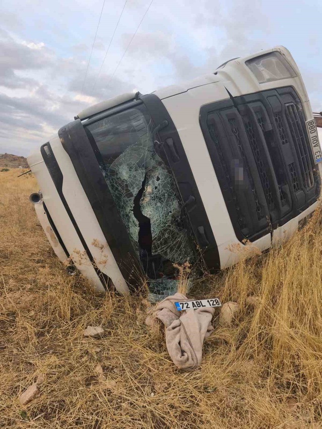 Siirt Kurtalan'da Kapıkaya-Yuvalı yolunda kamyon devrildi, sürücü yaralandı