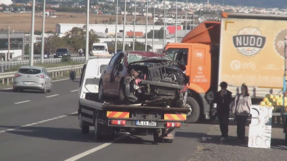 Silivri\'de yayalar için manevra yapan otomobil takla attı, 1\'i çocuk 3 kişi yaralandı