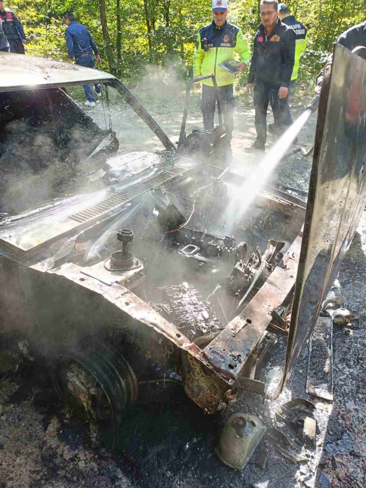 Sinop Türkeli\'de otomobilin motoru alev aldı, araç kullanılamaz hale geldi