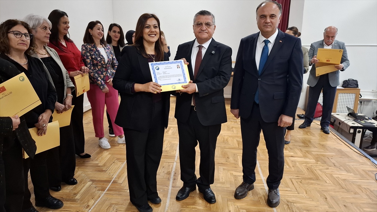 Vali Özarslan, Sinop\'ta eğitimlere katkı sunan öğretmenlere başarı belgesi verdi