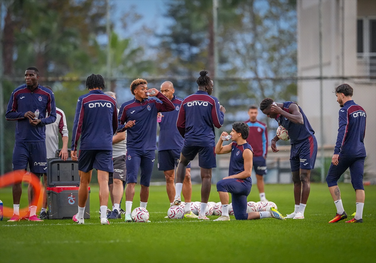 Trabzonspor, Samsunspor maçı hazırlığında Reis\'in doğum gününü kutladı