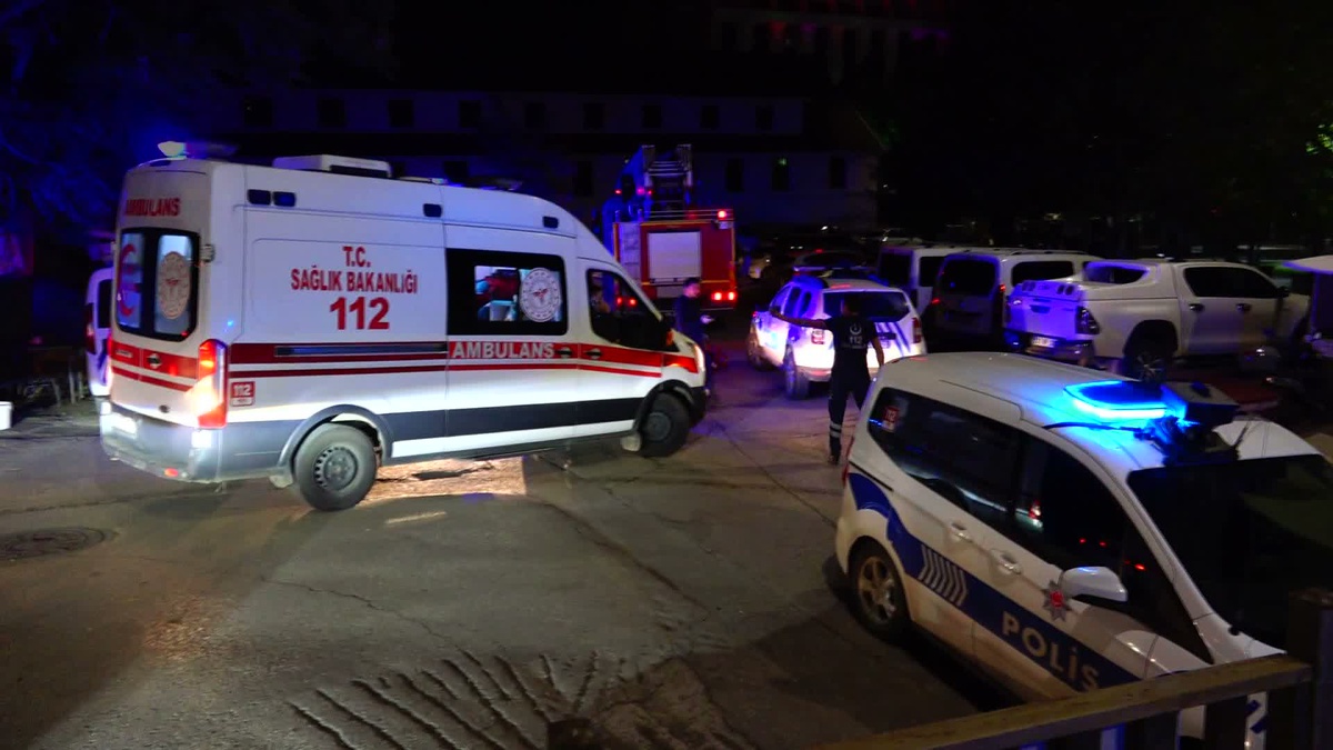 Tunceli\'de otomobil büfeye daldı, araçta ve büfe önünde bekleyen 5 kişi yaralandı