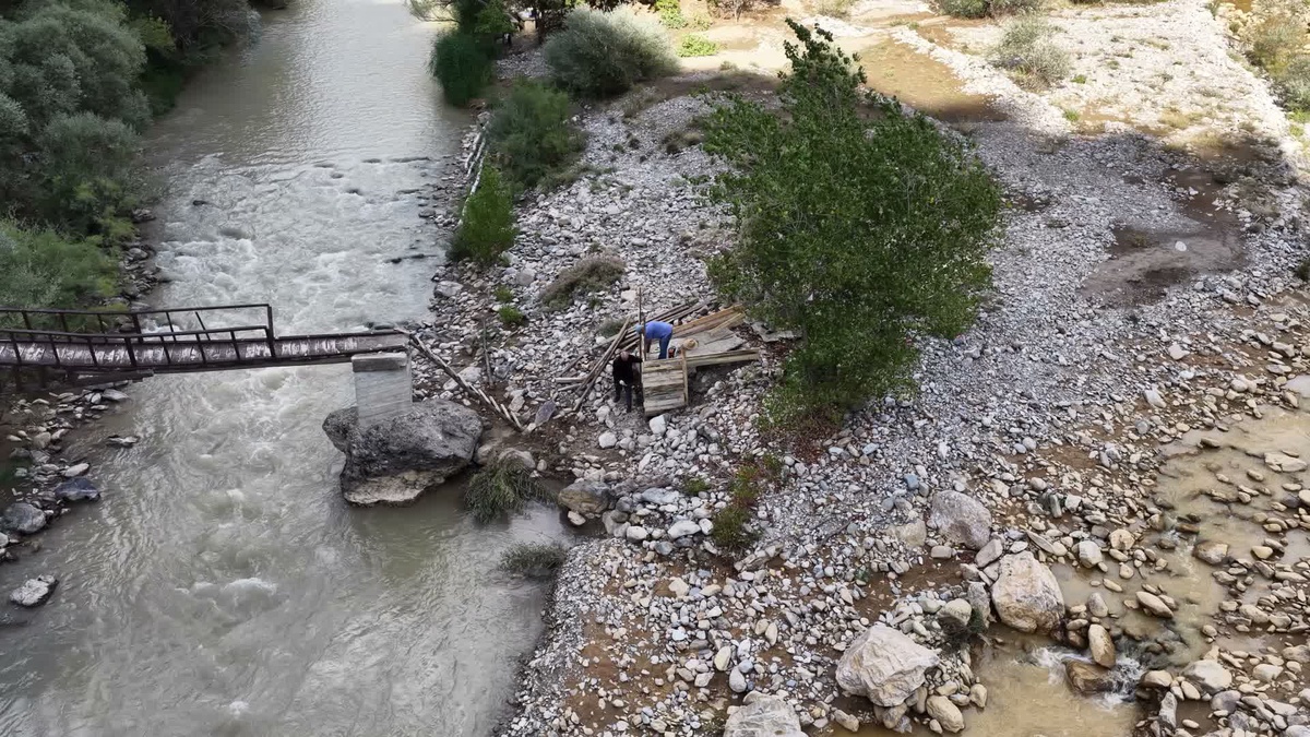 Tunceli Dokuzkayalar\'da köprü yıkıldı, köylüler devletten kalıcı köprü ve yol istiyor