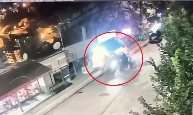 Tunceli'de kontrolden çıkan otomobil 4 kişiye çarptı, araçtakilerle 6 yaralı var